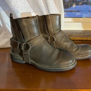 Men’s size 9 Bed Stu boots with silver loop buckle strap